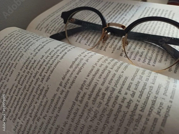 Obraz glasses on book
