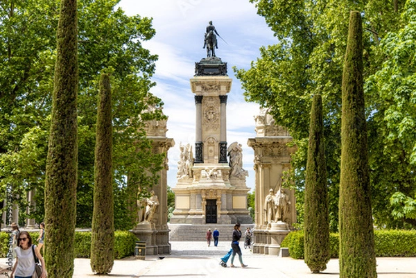 Fototapeta The monument in the retiro park in Madrid on a warm and sunny day