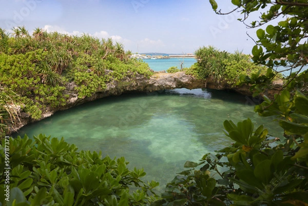 Obraz 沖縄県宮古島　ピキャズ　陥没ドリーネ　美しい泉　