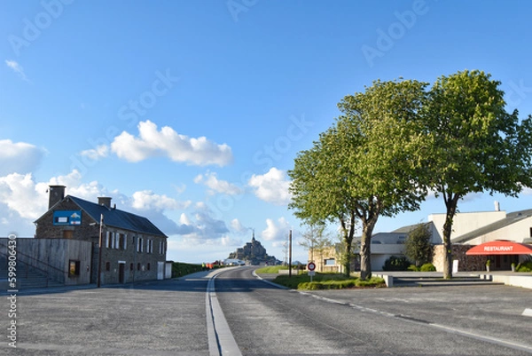 Obraz レンヌからのバスの終着点と駐車場、ホテル、レストラン、観光案内所のあるラ・カゼルヌから眺めるモンサンミシェル