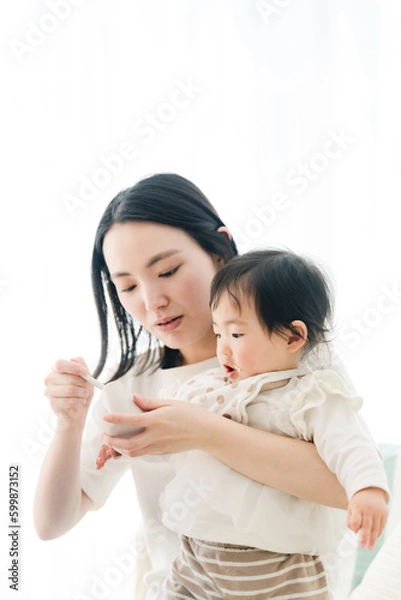 Obraz 赤ちゃんに離乳食を食べさせるママ