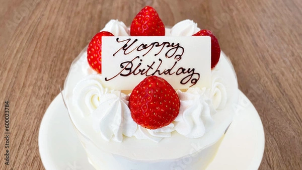 Obraz テーブルに置かれた誕生日用ホールケーキ