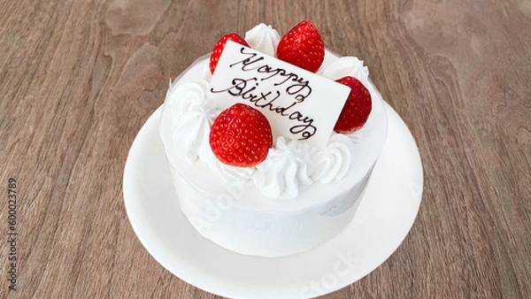 Fototapeta テーブルに置かれた誕生日用ホールケーキ