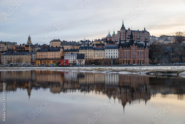Fototapeta The tranquil sea mirrors the serene charm of the shore houses in Stockholm, creating a captivating reflection of peace and beauty.