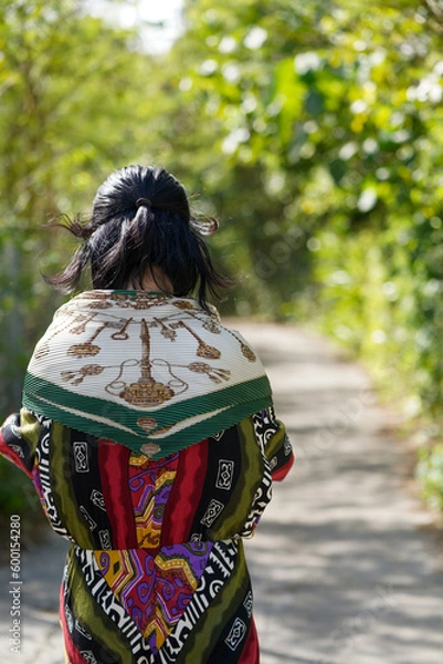 Obraz 亜熱帯の森を歩くアジア女性8