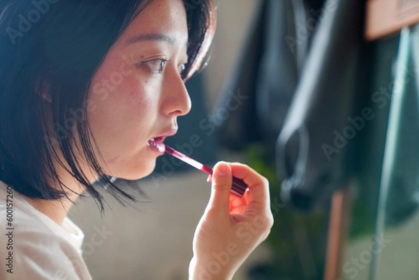 Obraz 出勤前のメイクをする女性４