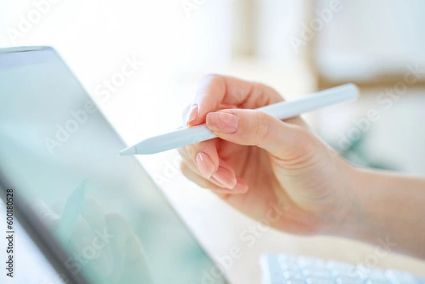 Fototapeta スタイラスペンを持つ女性の手元