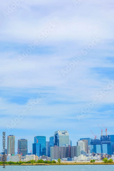 Fototapeta 大空と都市風景
