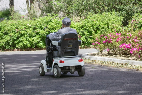 Fototapeta 電動カートで散歩を楽しむ高齢者
