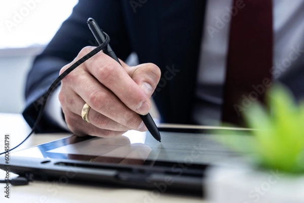 Obraz Ręka pisząca na tablecie