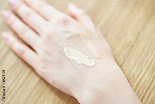 Fototapeta ファンデーションの色味を確かめる女性の手元