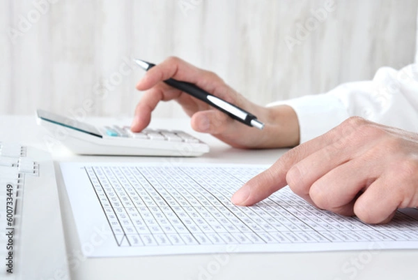 Fototapeta 資料を確認するビジネスパーソンの手元