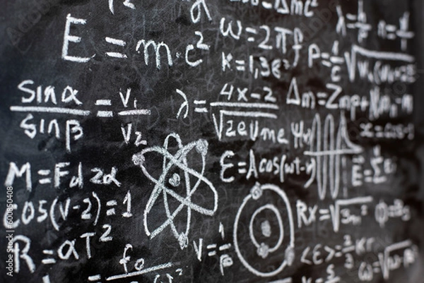 Fototapeta Operaciones y formulas de física cuántica escritas a mano con una tiza en la pizarra