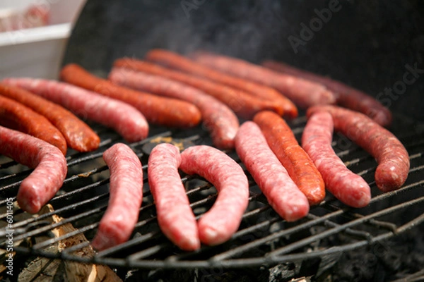 Fototapeta Saucisses en train de cuire au barbecue