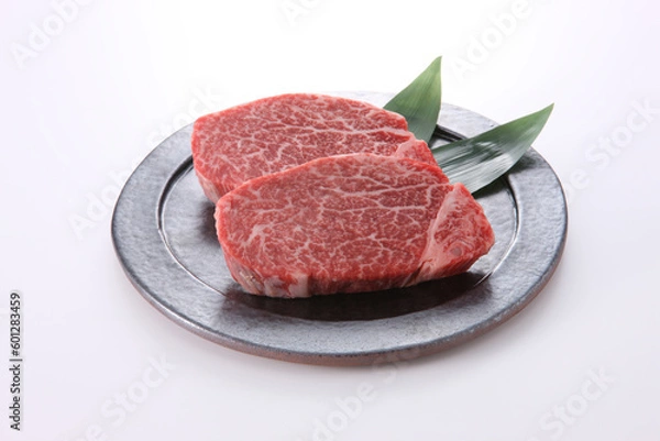 Obraz 黒毛和牛のヒレステーキ　皿盛りの生肉　白背景