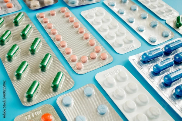 Fototapeta Kolorowe tablety i kapsułki pigułki w opakowaniu pęcherzy ułożone z pięknym wzorem z płaską światłem. Koncepcja przemysłu farmaceutycznego. Apteka apteka