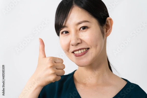 Fototapeta グッドサインをする若い女性　ライフスタイルイメージ