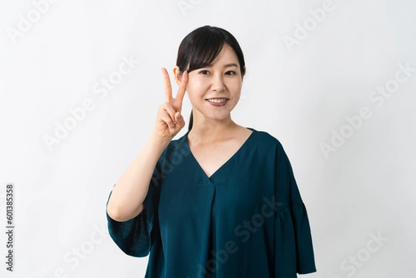 Fototapeta ピースサインをする若い女性　ライフスタイルイメージ