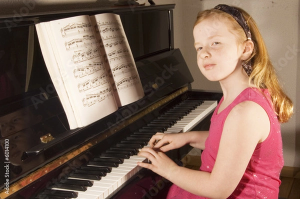 Obraz little girl playing the piano