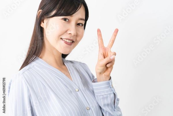 Fototapeta ピースサインをする若い女性　ビジネスイメージ