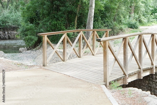 Obraz 森の散歩道の小さな橋