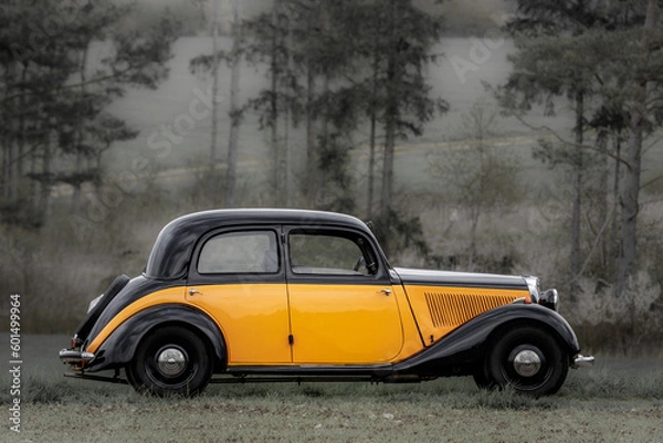 Fototapeta Zdjęcie w stylu retro klasycznego Oldtimer Vintage Car of the 1930-1940 w lesie