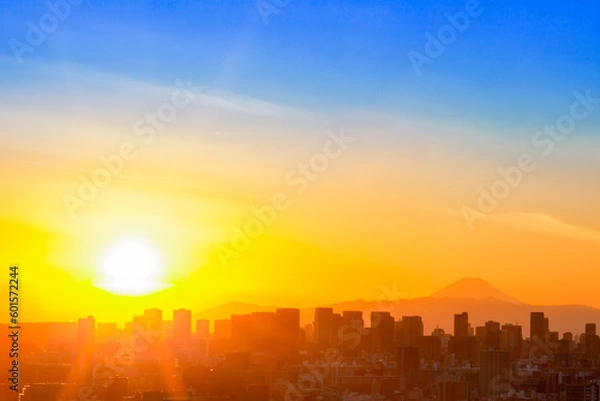 Obraz 東京から望む富士山と夕陽の光芒と高層ビル群　日本