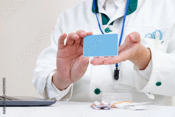 Fototapeta カードを持って見せる医師、薬剤師。申請や電子薬歴、電子処方イメージ