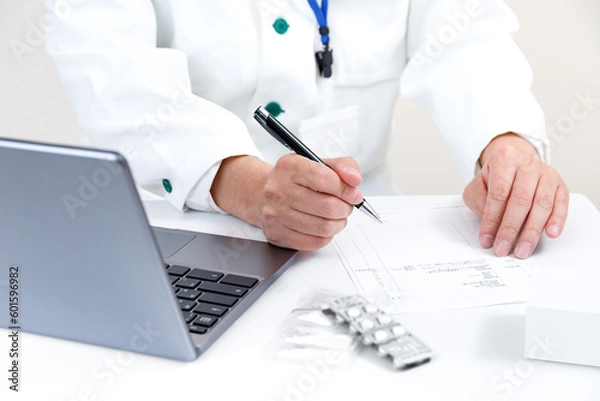Obraz 電子薬歴、電子処方箋。医師または薬剤師がPCに入力