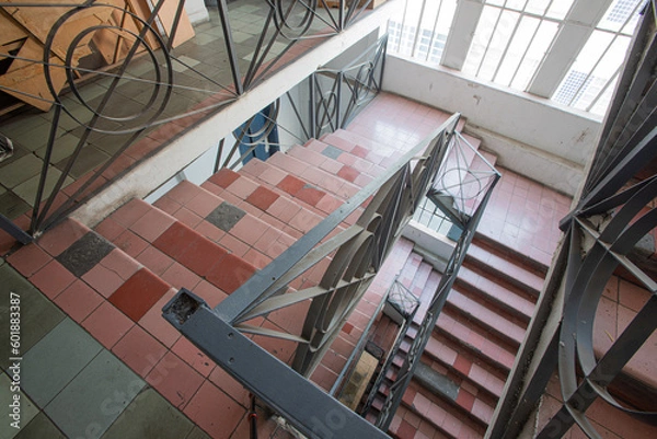 Fototapeta Escaleras de edificio viejo 