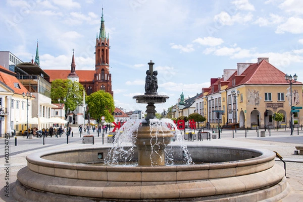 Obraz 14.05.2023 Białystok Polska. Historyczna fontanna w centrum starego miasta.