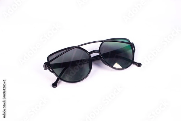 Fototapeta kaca mata hitam dengan sudut yang memanjang. kaca mata hitam pelindung sinar mata hari. kaca hitam diisolasi di latar putih