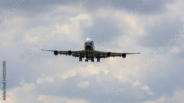 Fototapeta 747-400 ERF landing at EMA on runway 27 - stock photo