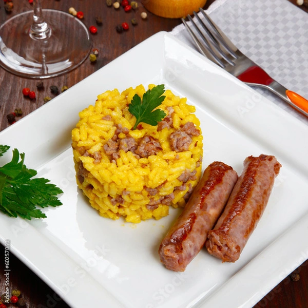 Fototapeta risotto z kiełbasą i szafranem