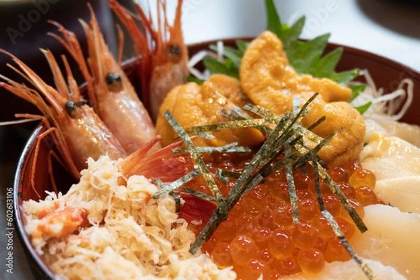 Fototapeta 北海道の海鮮丼。ウニ、えび、蟹、イクラ、