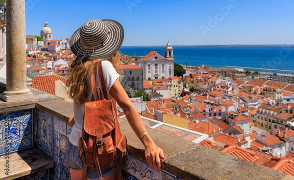 Fototapeta Kobieta turysta, ciesząc się panoramicznym widokiem krajobrazu w Lizbonie- Portugalia