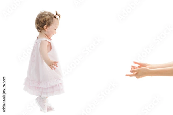 Fototapeta Na białym tle pierwsze kroki cute córeczka w ramionach matki
