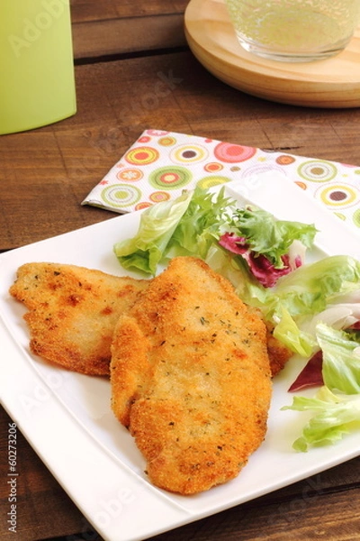Obraz Milanesa de pollo con ensalada