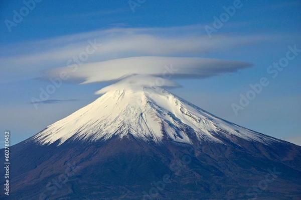 Fototapeta 丹沢山地の菰釣山山頂より望む笠雲かぶる富士山

