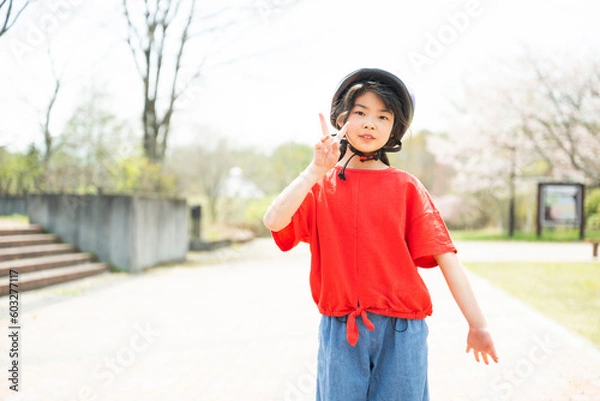 Fototapeta ヘルメットをかぶる女の子