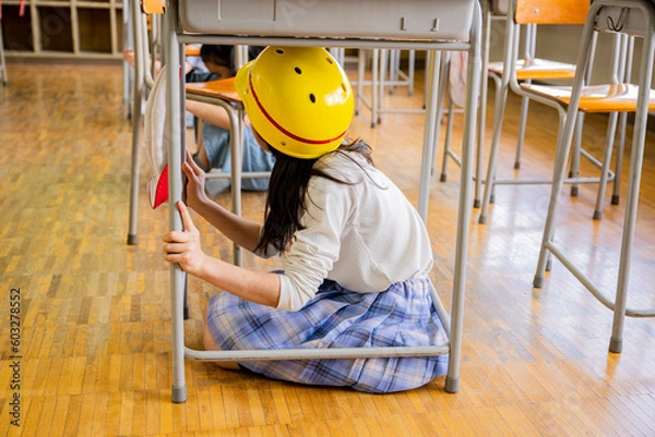 Fototapeta 学校の授業中に地震が発生　大震災　小学校　小学生