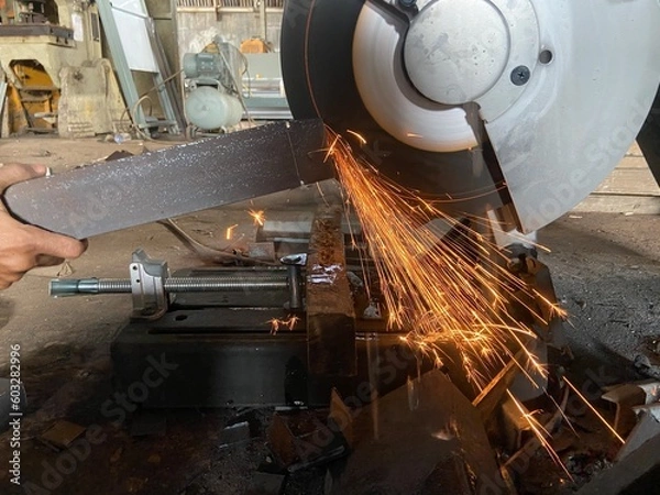 Obraz cutting metal