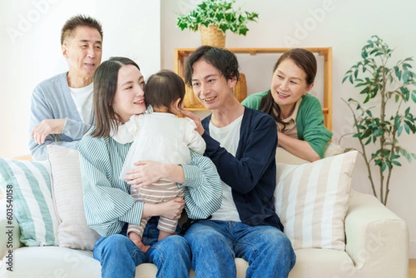 Fototapeta リビングでリラックスする三世代家族