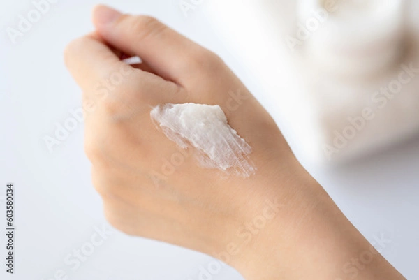 Obraz スキンケアを伸ばす手イメージ