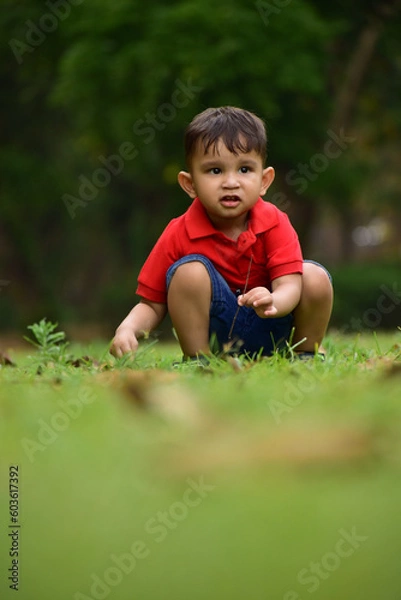 Obraz child sitting on the grass