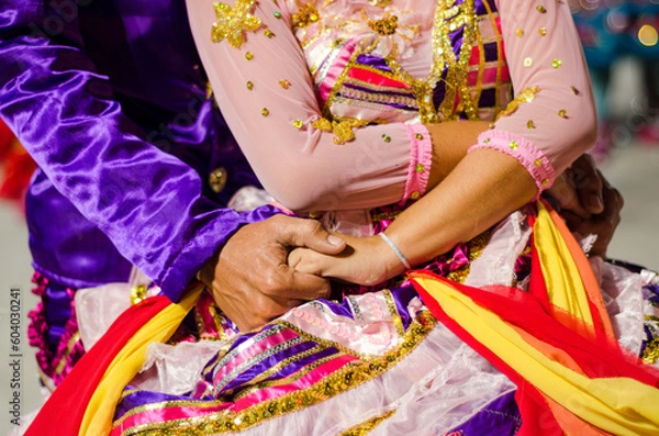 Obraz casal de dançarinos abraçados durante apresentação de quadrilha matuta (quadrilha junina) na festa de são joão