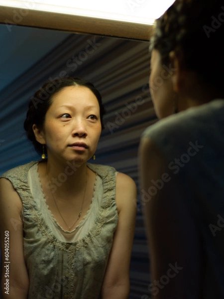 Obraz 鏡をみる日本人女性