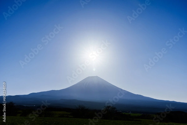 Fototapeta 富士山とその真上に輝く朝日　朝霧高原
