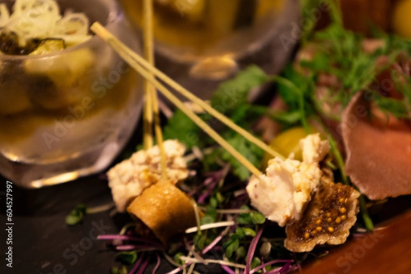 Obraz おしゃれなアフタヌーンティの軽食、アペタイザーの盛り合わせ・前菜・アンティパストのおつまみ