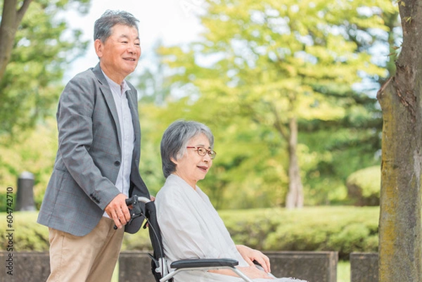Obraz 車椅子に乗って散歩する日本人の高齢者夫婦
